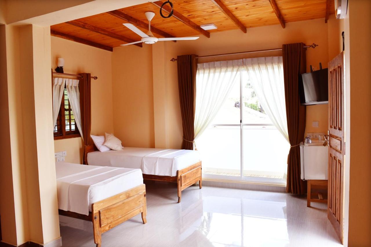 Bluewater Beach Resort Тринкомали Экстерьер фото