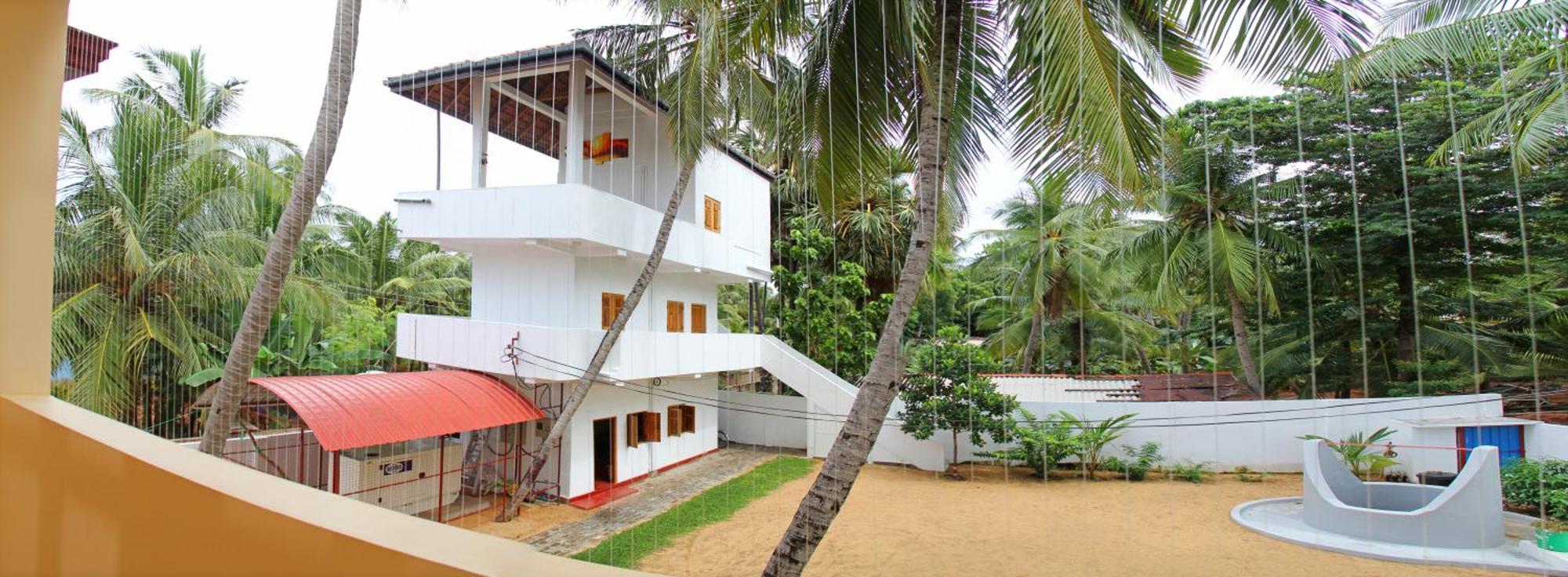 Bluewater Beach Resort Тринкомали Экстерьер фото