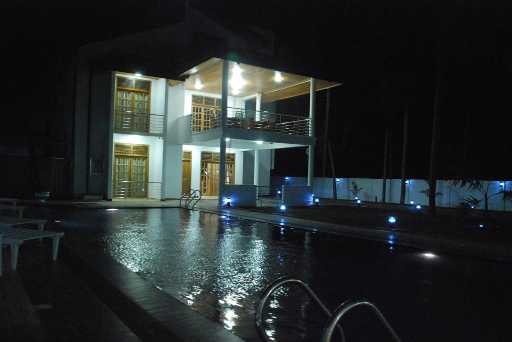 Bluewater Beach Resort Тринкомали Экстерьер фото