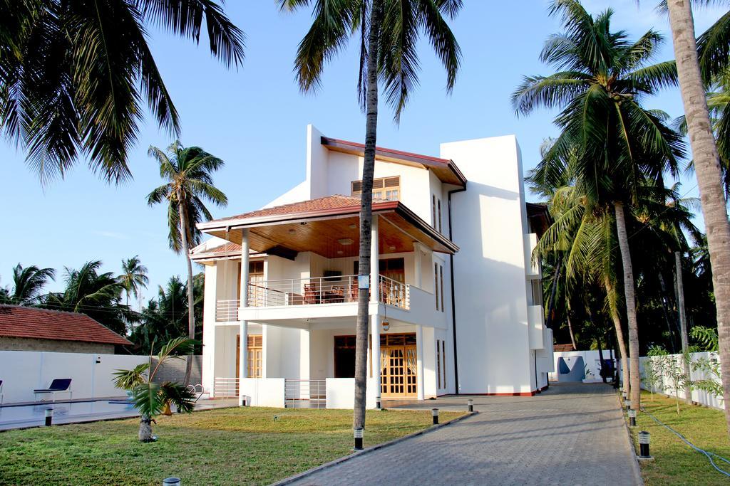 Bluewater Beach Resort Тринкомали Экстерьер фото