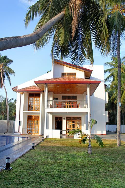 Bluewater Beach Resort Тринкомали Экстерьер фото