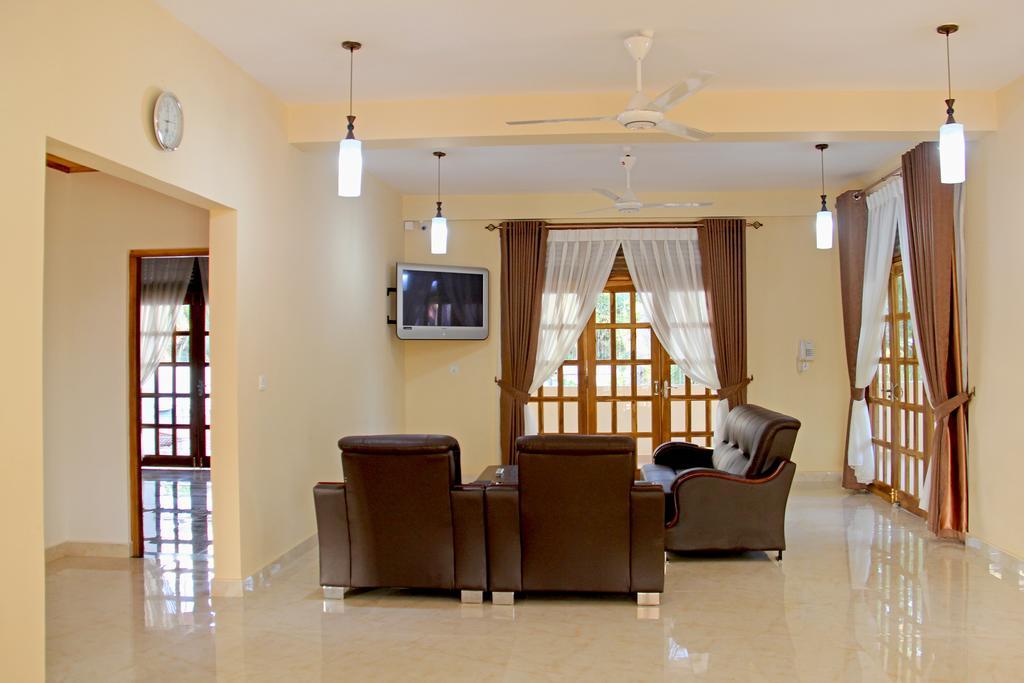 Bluewater Beach Resort Тринкомали Экстерьер фото